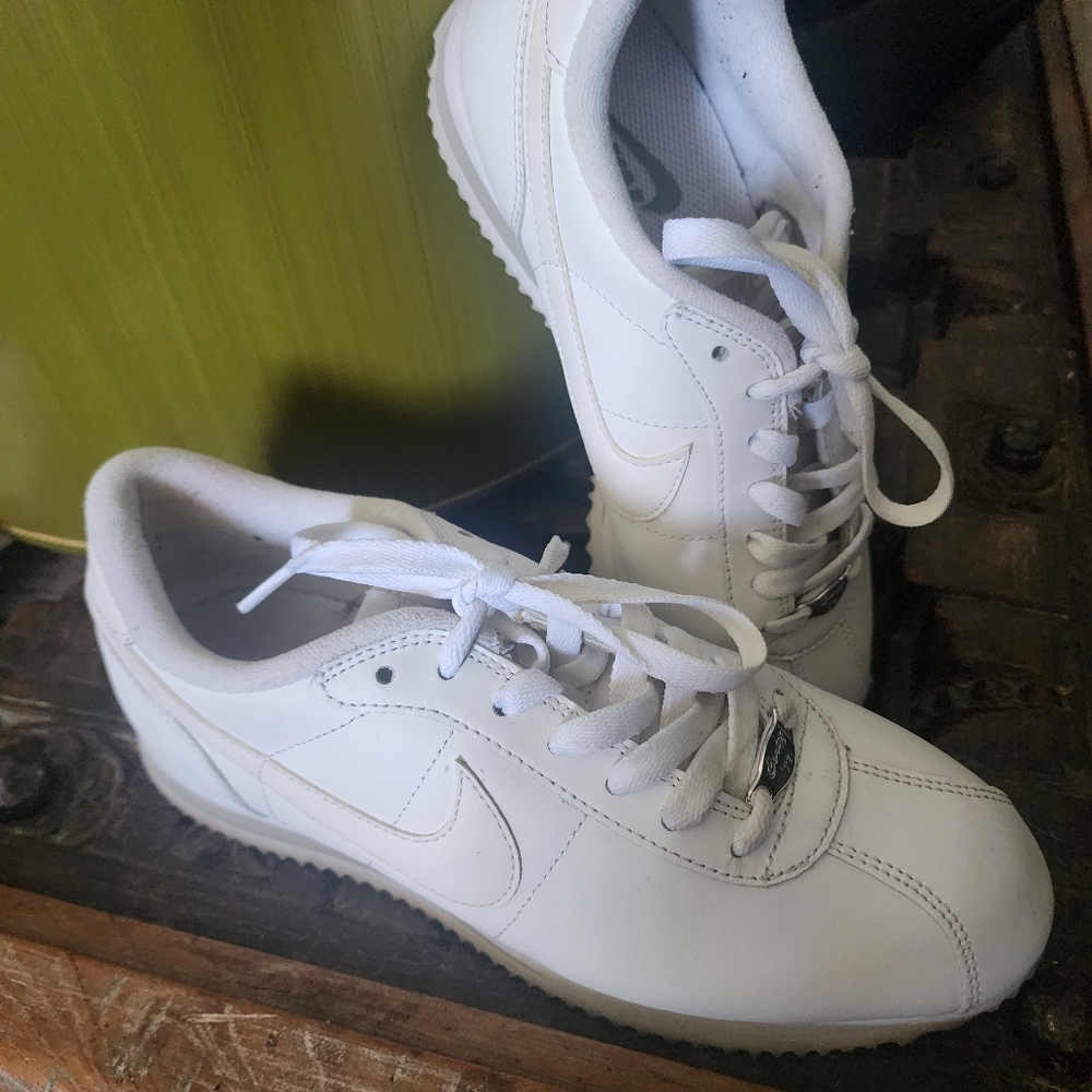 Nike White Sneakers with Classic Low-Top Design